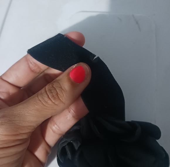 Women Black Flower Velvet Choker Necklace - Picture 8 of 11